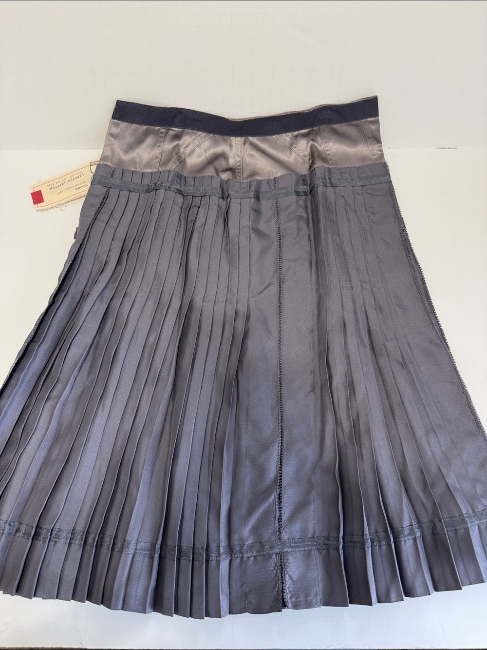 New BCBG MAXAZRIA Runway Pleated Gray Silk Skirt Size 0 Vintage